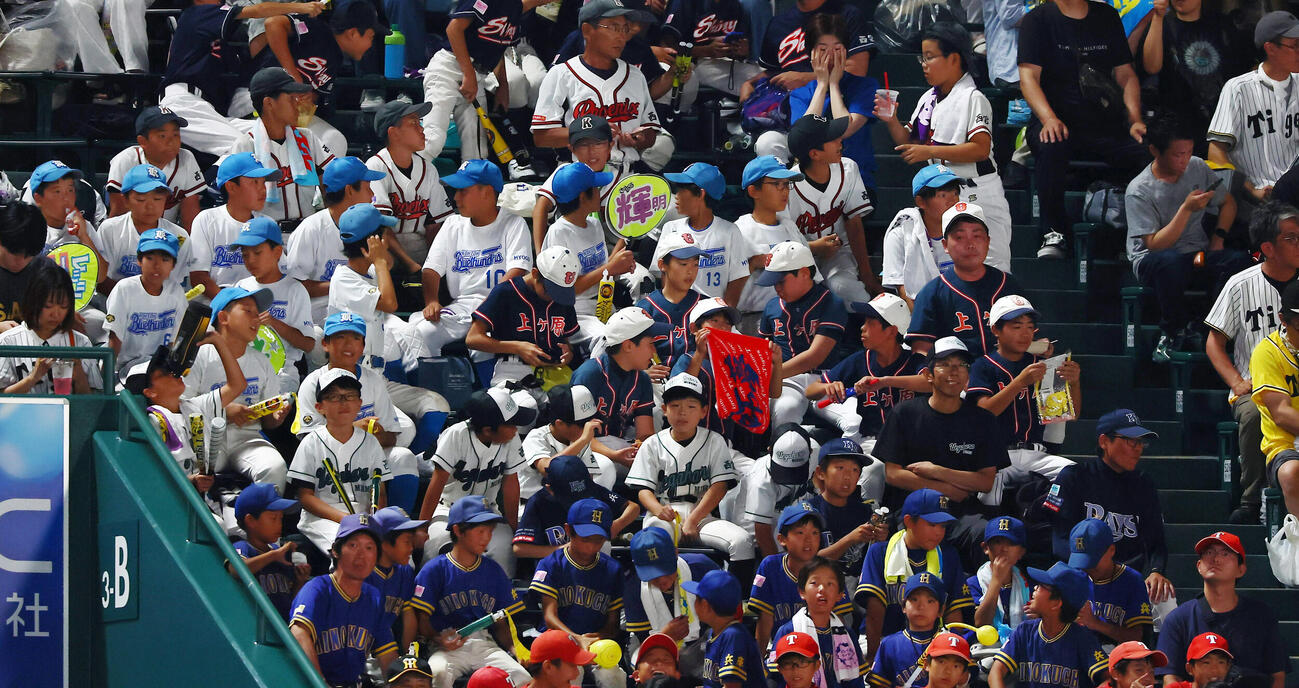 阪神対ヤクルト　スタンドから観戦する佐藤輝明が招待した少年野球チームの子どもたち（撮影・加藤哉）