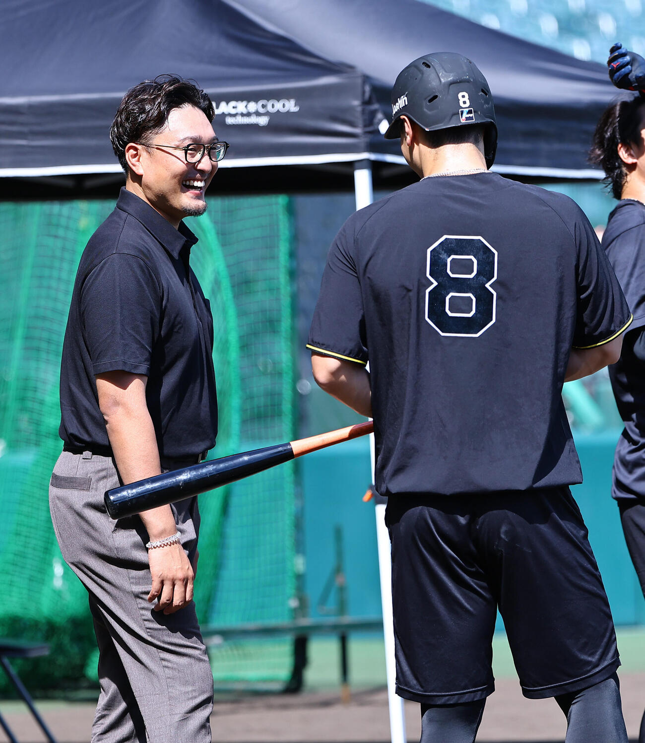 阪神対ヤクルト　佐藤輝明（右）と話をする秋山拓巳BA（撮影・上田博志）