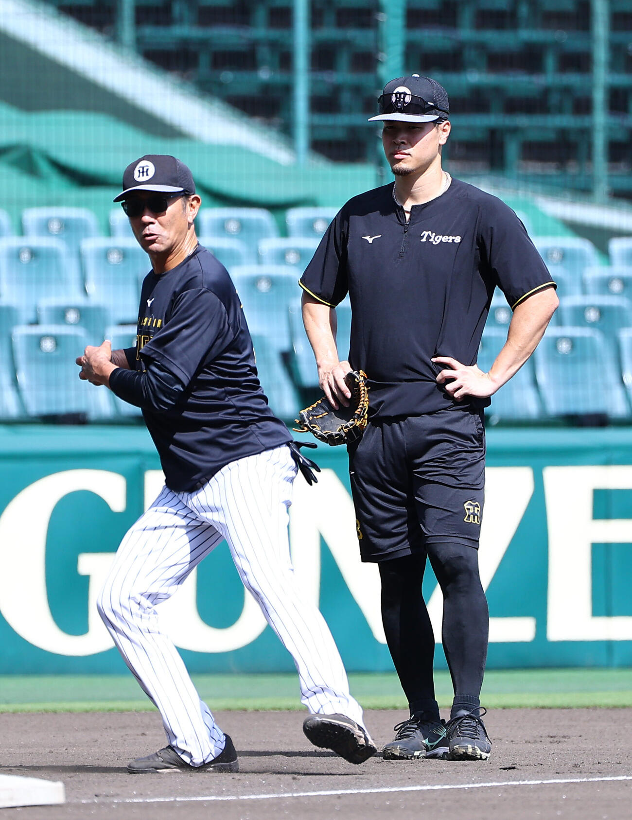阪神対ヤクルト　佐藤輝明（右）は田中秀太コーチのアドバイスを聞く（撮影・上田博志）