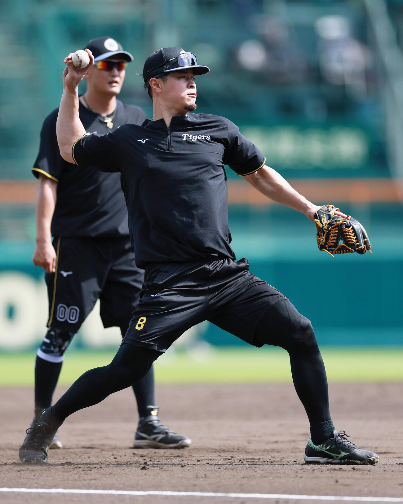 阪神対ヤクルト　試合前の練習でノックを受ける阪神佐藤輝明（撮影・上山淳一）