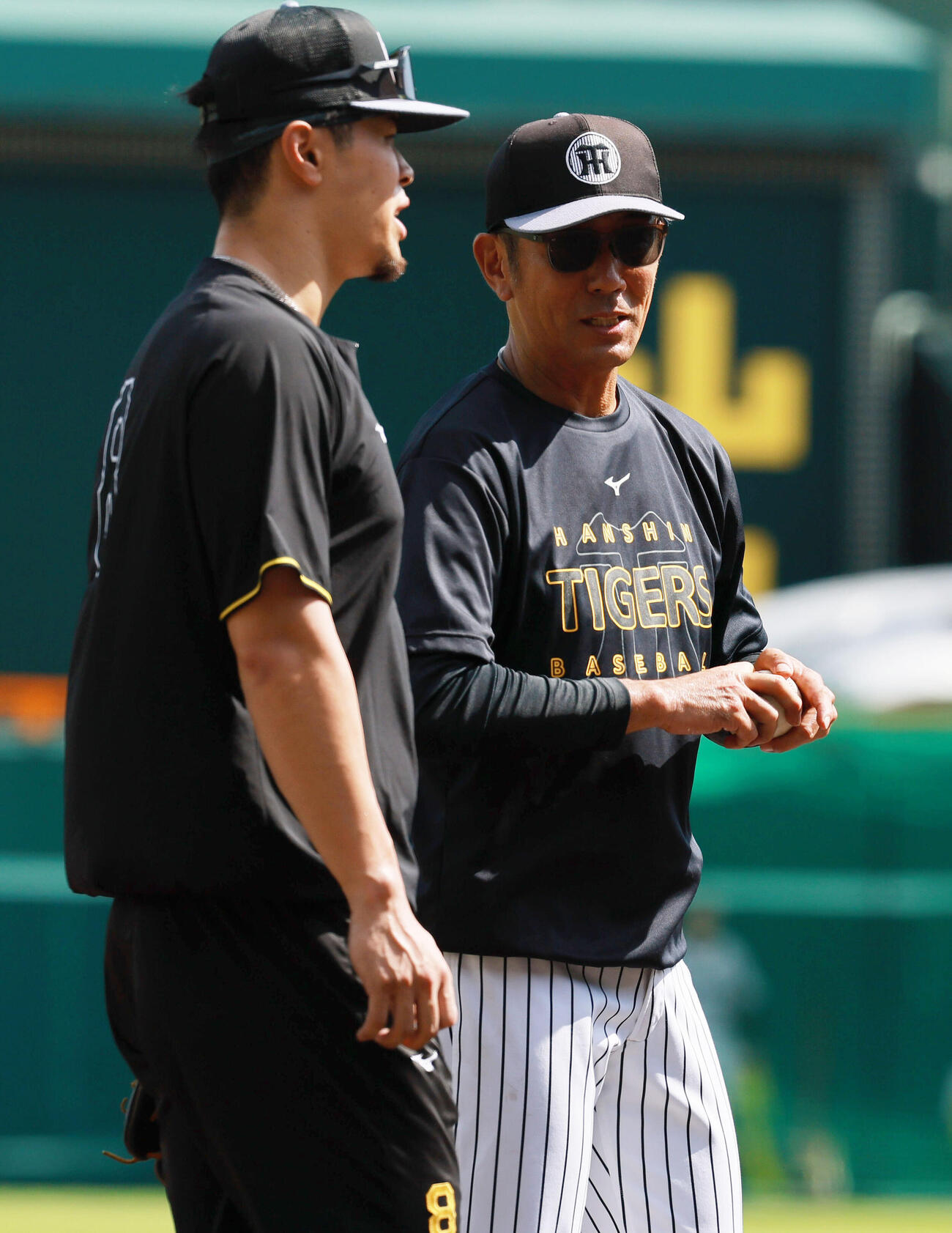 阪神対ヤクルト　ノックを終え阪神田中秀太内野守備走塁コーチ（右）と話す阪神佐藤輝明（撮影・上山淳一）