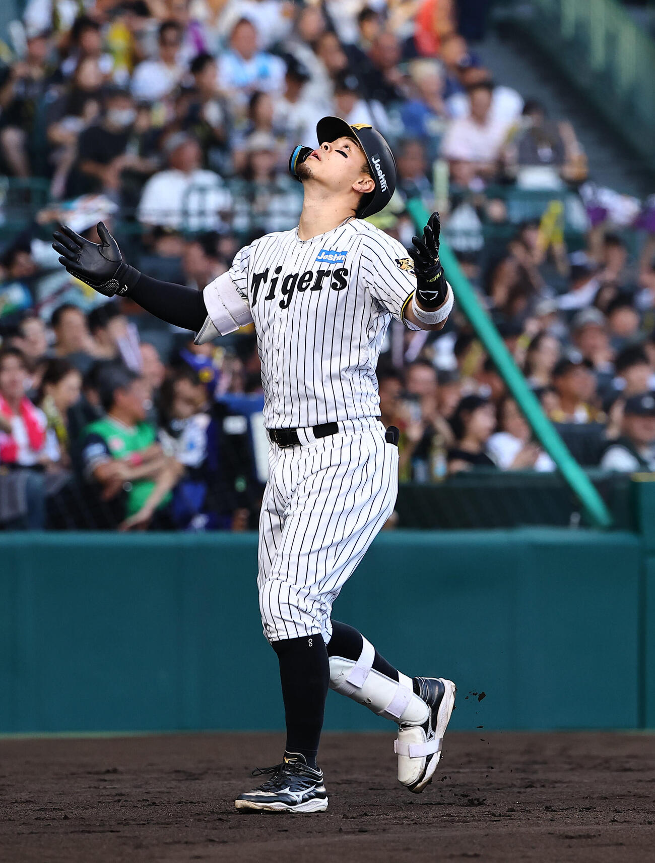 阪神対ヤクルト　2回裏阪神無死、先制本塁打を放ち生還した佐藤輝明は両手を広げて天を見上げる（撮影・上田博志）