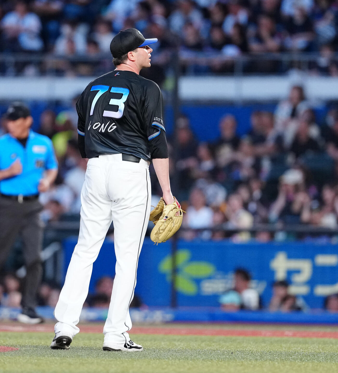 ロッテ対オリックス　3回表オリックス1死、西川龍馬にソロ本塁打を浴び、ぼうぜんとするサム・ロング（撮影・鈴木みどり）