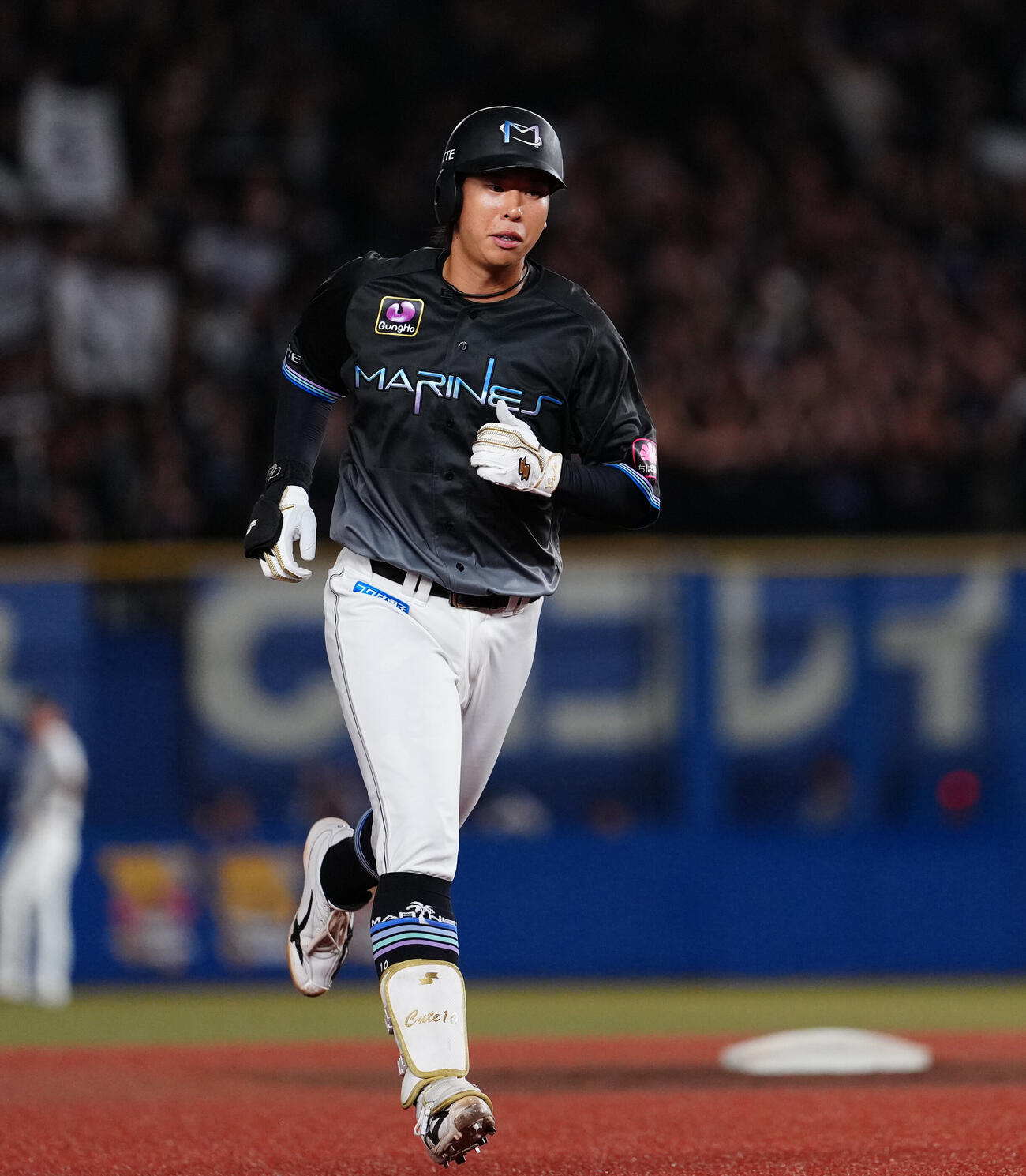 ロッテ対オリックス　8回裏ロッテ1死二塁、2点本塁打を放ちダイヤモンドをまわる上田希由翔（撮影・鈴木みどり）