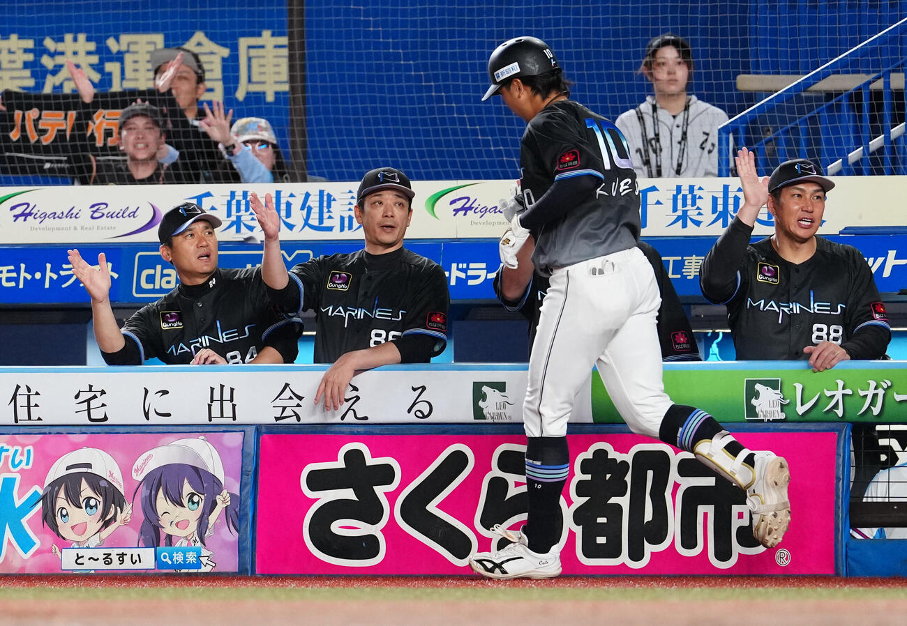ロッテ対オリックス　8回裏ロッテ1死二塁、2点本塁打を放った上田希由翔（手前）を迎えるサブロー監督（左から2人目）（撮影・鈴木みどり）