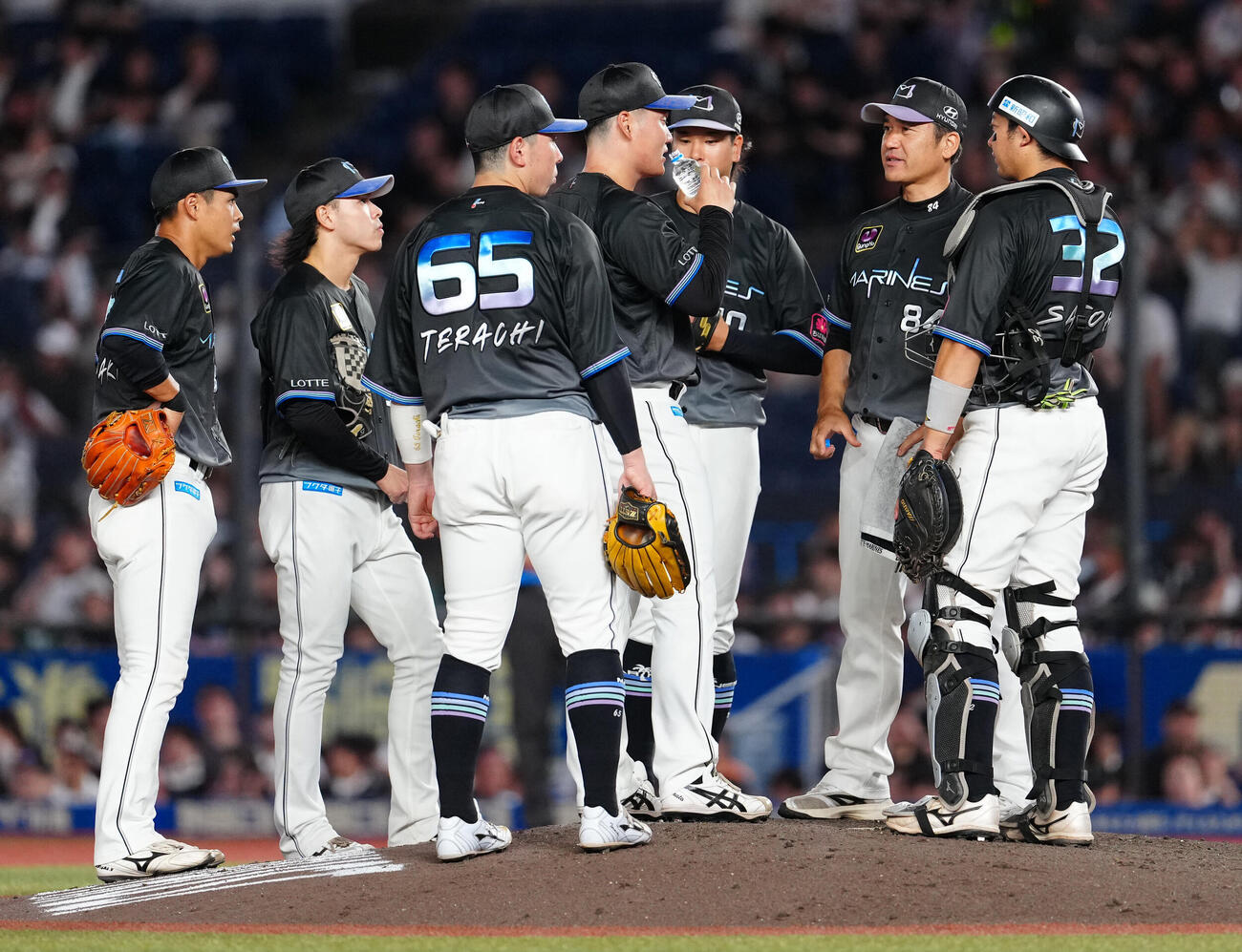 ロッテ対オリックス　9回表、マウンドの大聖（中央）のもとに集まるロッテナイン（撮影・鈴木みどり）