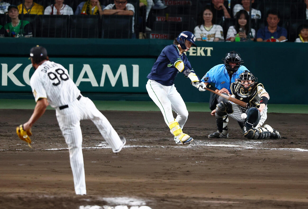 阪神対ヤクルト　9回表ヤクルト無死一、三塁、長岡秀樹の遊ゴロ併殺の間に三走が生還し同点となる。投手ラファエル・ドリス（撮影・加藤哉）