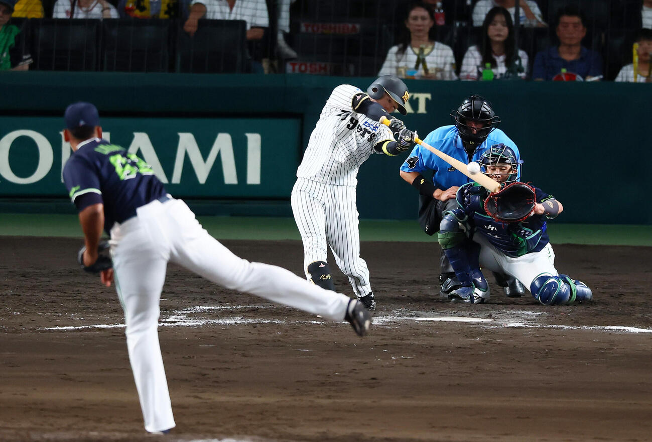 阪神対ヤクルト　9回裏阪神1死、近本光司は中前打を放つ。投手ヘスス・リランソ（撮影・加藤哉）
