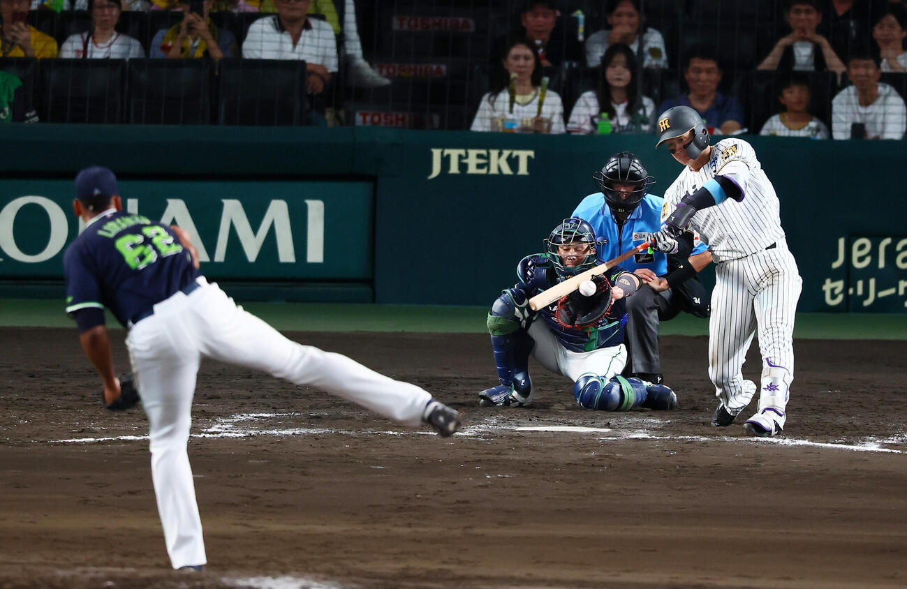 阪神対ヤクルト　9回裏阪神1死一、二塁、左前打を放つ森下翔太（撮影・加藤哉）