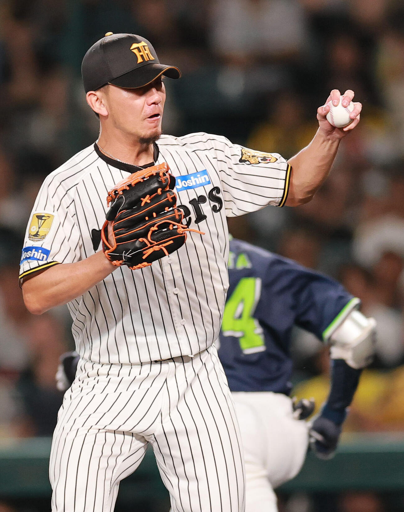 阪神対ヤクルト　6回表ヤクルト無死一塁、岩田幸宏の投ゴロを素手でつかむ伊藤将司（撮影・上山淳一）