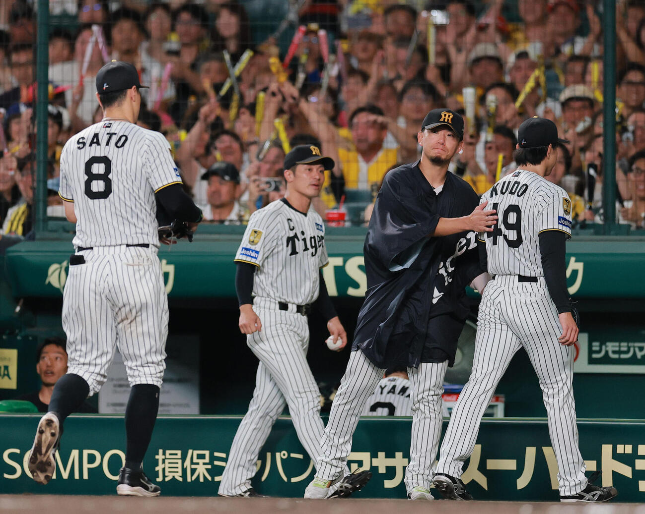 阪神対ヤクルト　8回表、ピンチを切り抜けた工藤泰成（右）を出迎える伊藤将司（同2人目）（撮影・上山淳一）