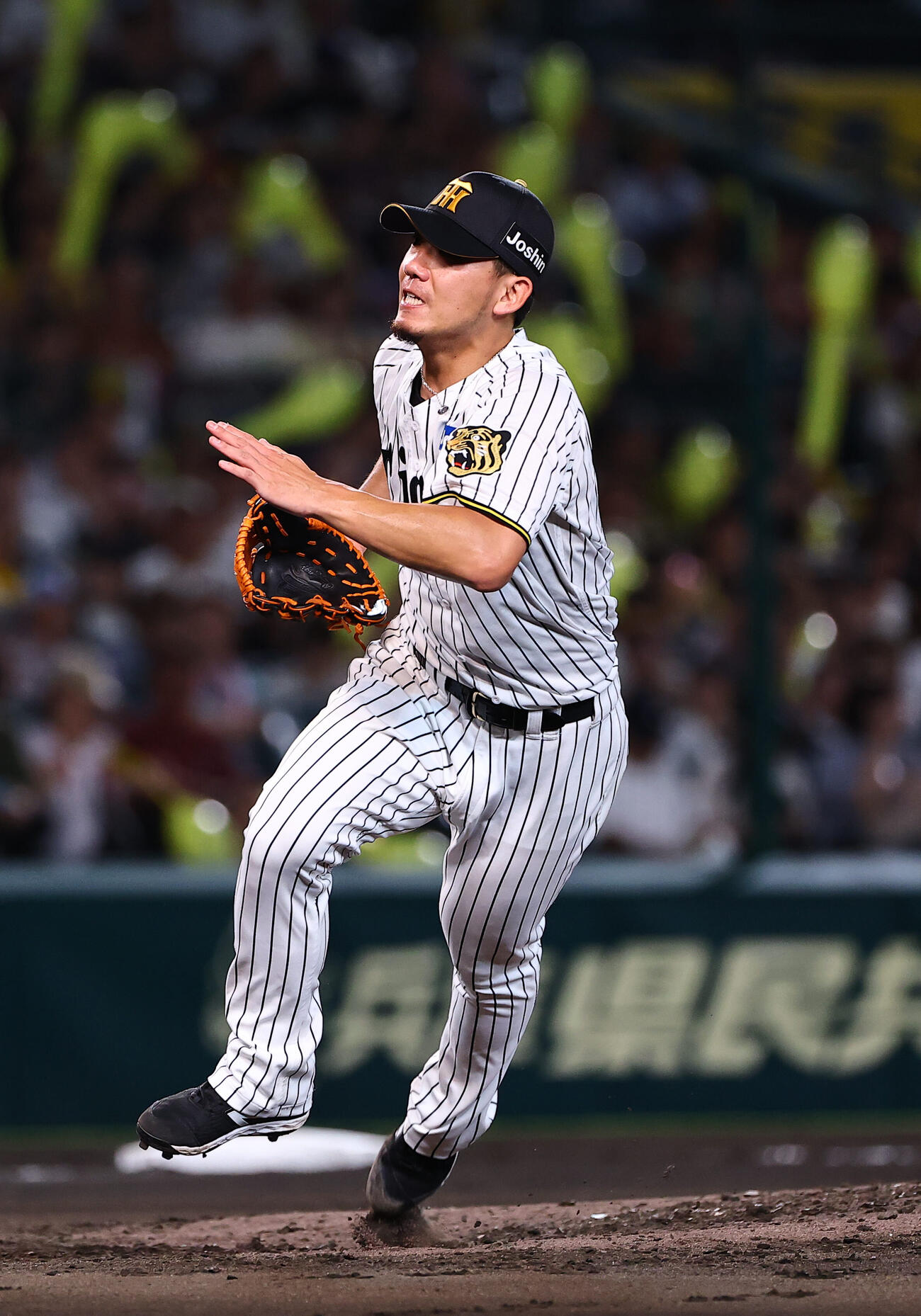 阪神対ヤクルト　7回表ヤクルト2死、長岡秀樹を一ゴロに打ち取りベースカバーに向かう伊藤将司（撮影・上田博志）