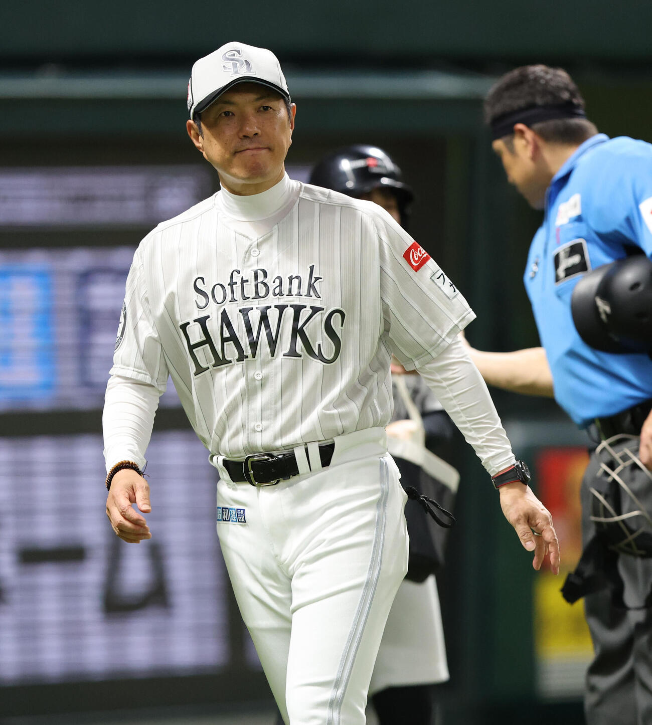 ソフトバンク対楽天　審判に選手交代を告げたソフトバンク小久保裕紀監督（撮影・梅根麻紀）