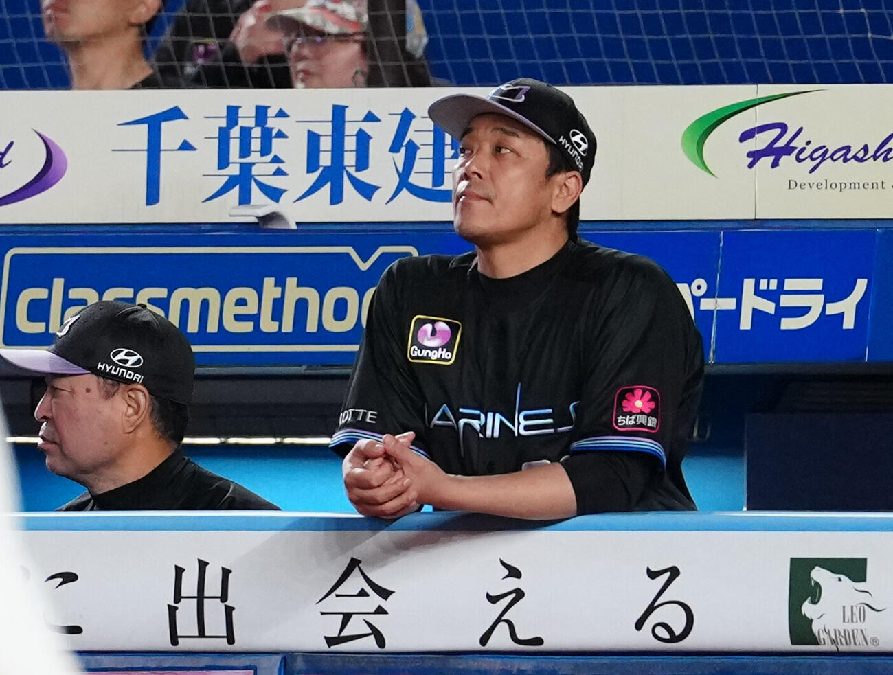 ロッテ対オリックス　ベンチで浮かない表情のロッテ・サブロー監督（右）（撮影・鈴木みどり）