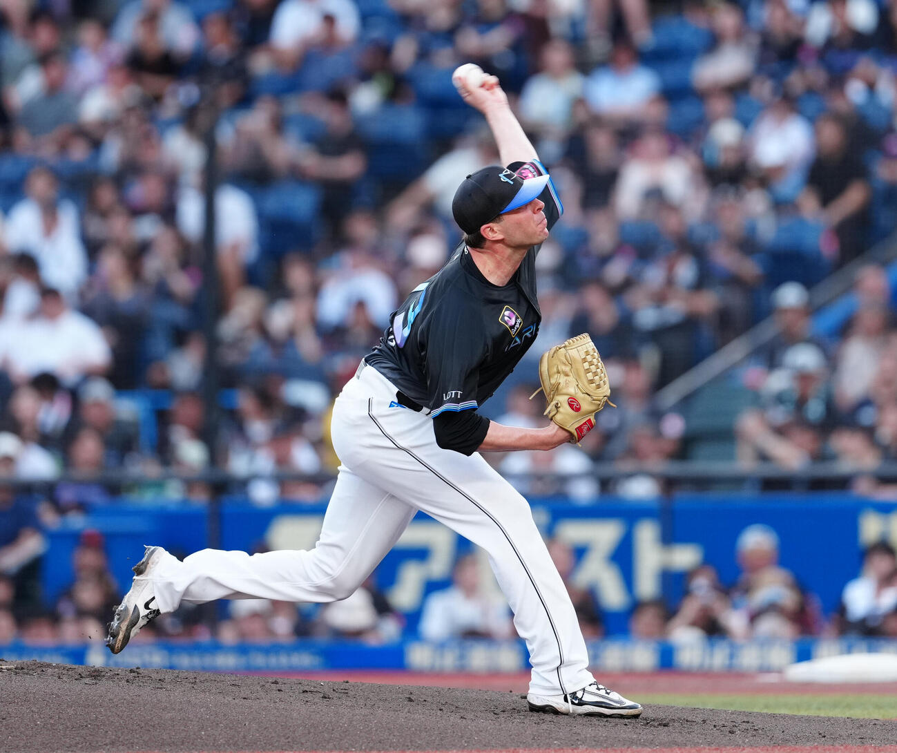 ロッテ対オリックス　力投するロッテ先発のサム・ロング（撮影・鈴木みどり）