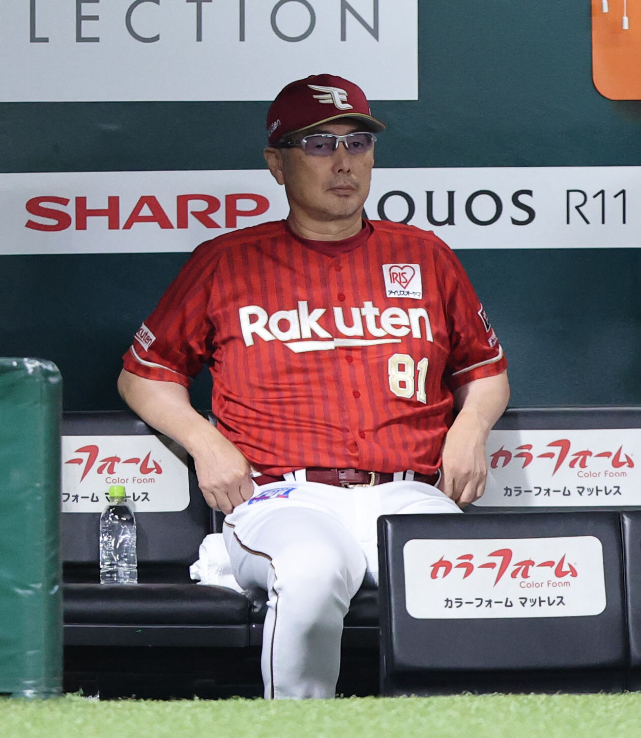 ソフトバンク対楽天　ベンチから試合を見守る楽天吉井理人監督（撮影・梅根麻紀）