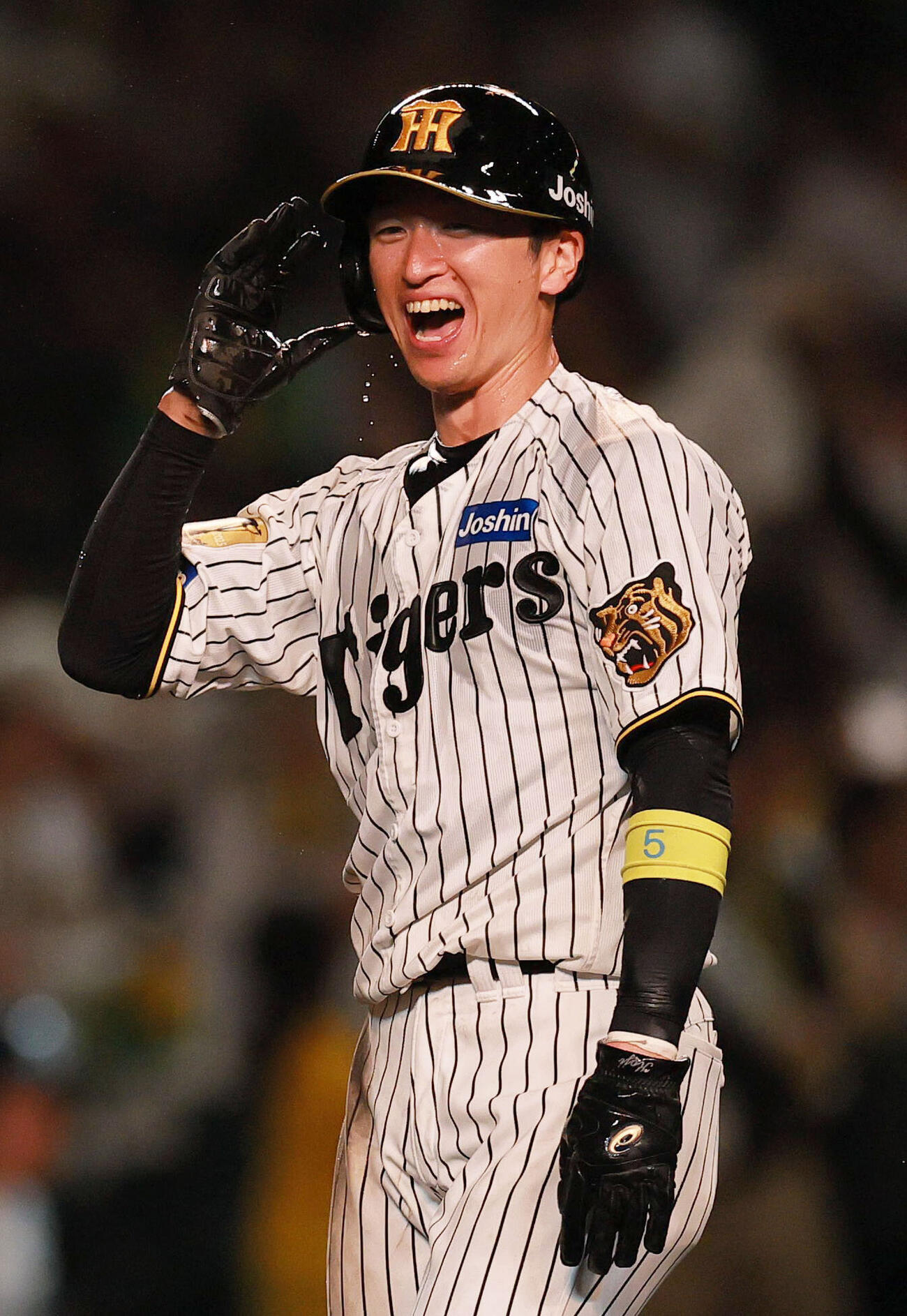阪神対ヤクルト　9回裏阪神1死一、二塁、二走近本光司は森下翔太の左前打と左翼手の失策でサヨナラの生還、ウオーターシャワーの祝福に笑顔を見せる（撮影・上山淳一）