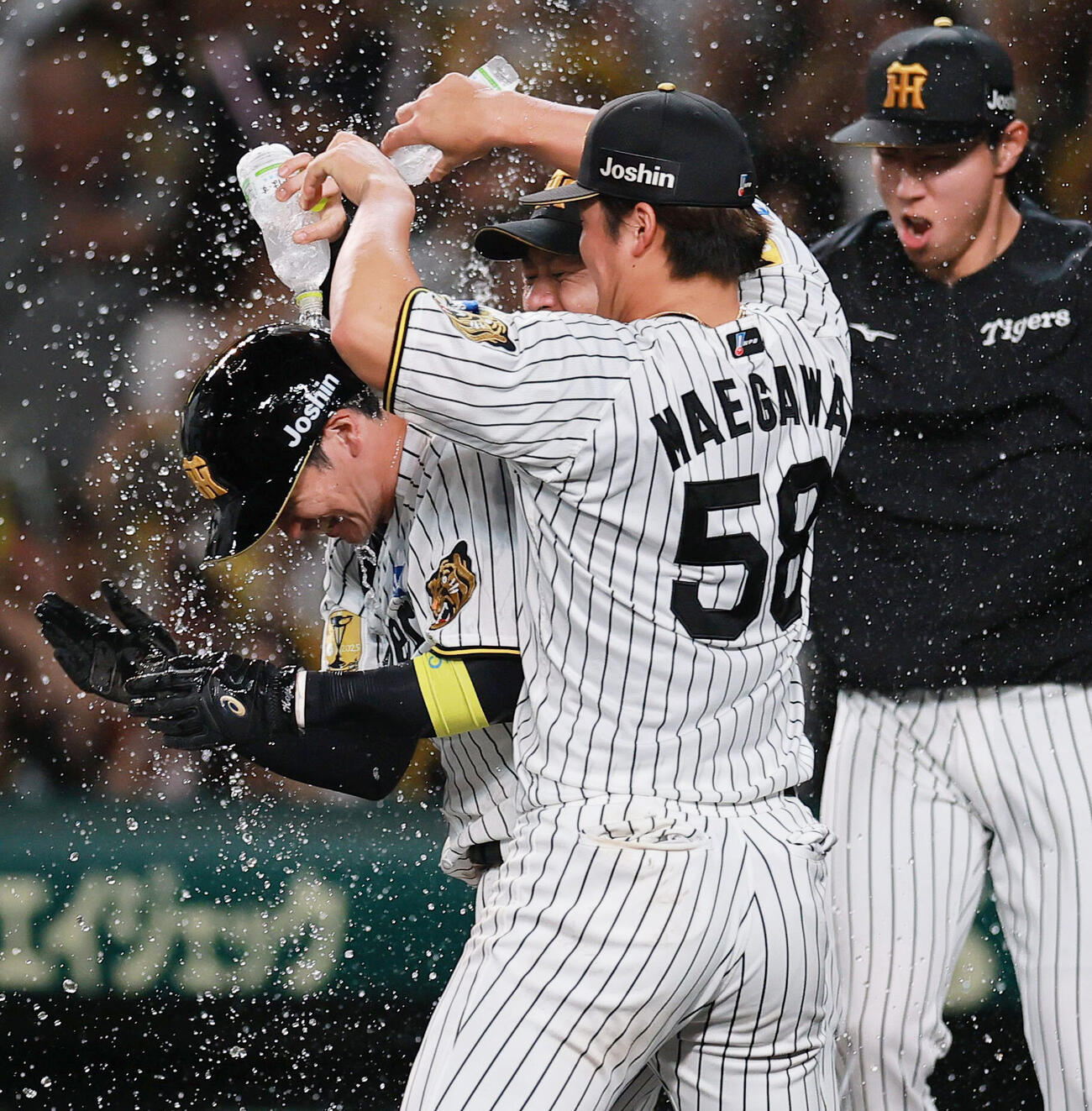 阪神対ヤクルト　9回裏阪神1死一、二塁、二走近本光司（左）は森下翔太の左前打と左翼手のい失策でサヨナラ生還、ウオーターシャワーの祝福を受ける（撮影・上山淳一）