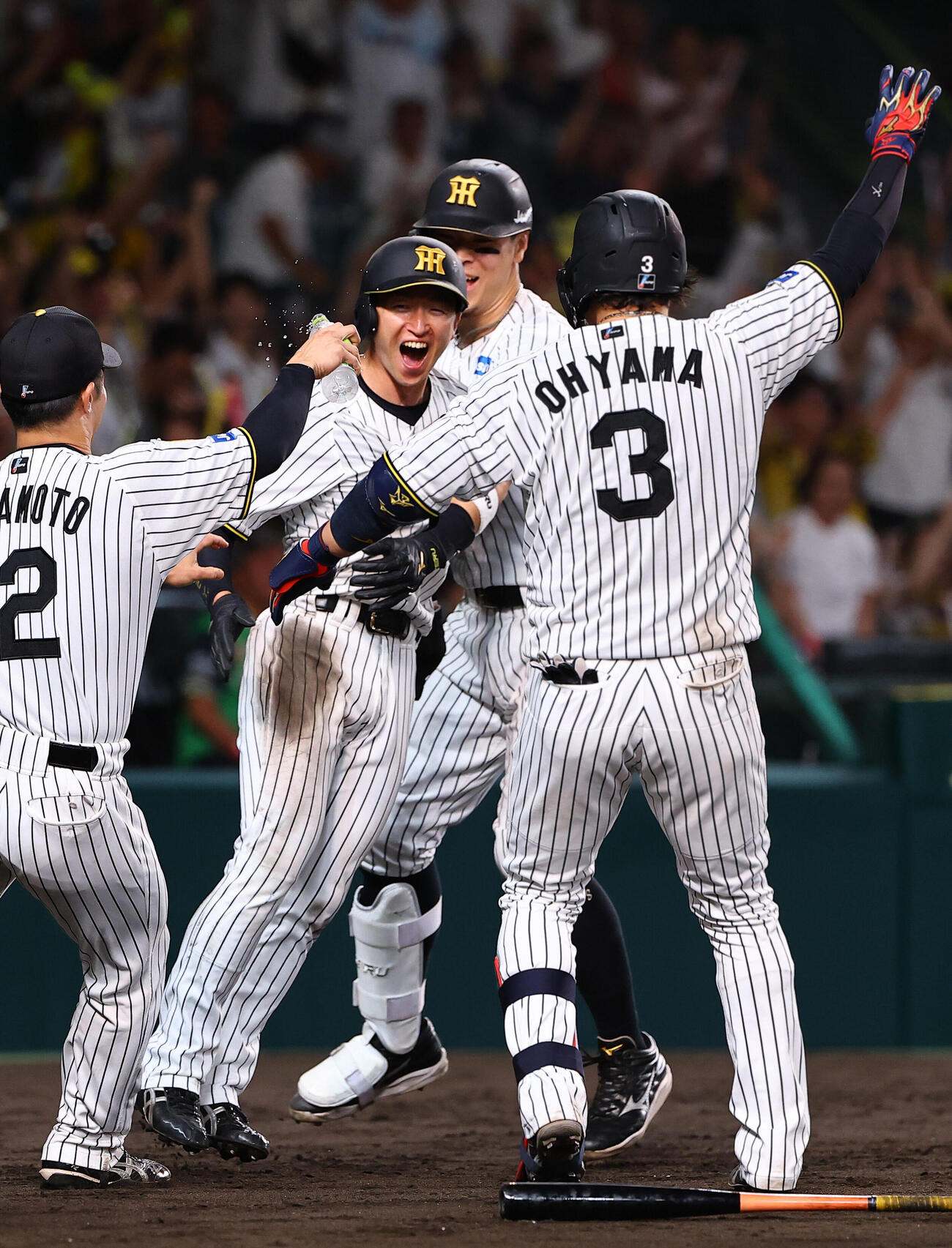 阪神対ヤクルト　9回裏阪神1死一、二塁、森下翔太の左前打と左翼手の失策でサヨナラの生還をした近本光司（中央）はナインと笑顔を見せる（撮影・上田博志）