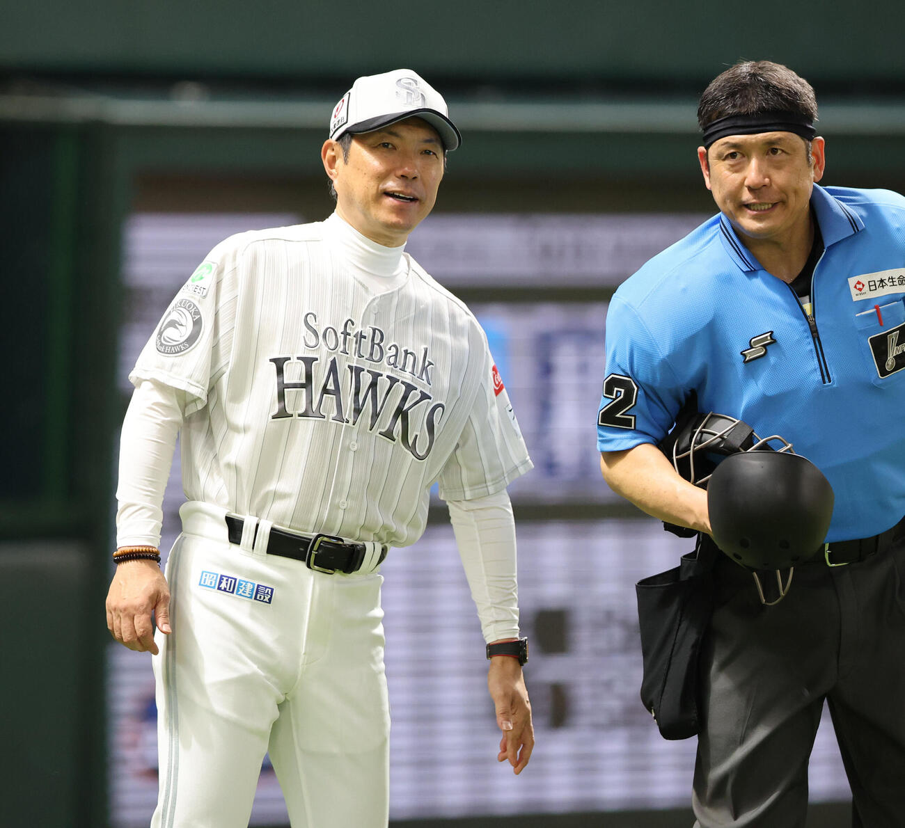 ソフトバンク対楽天　審判に選手交代を告げたソフトバンク小久保裕紀監督（撮影・梅根麻紀）