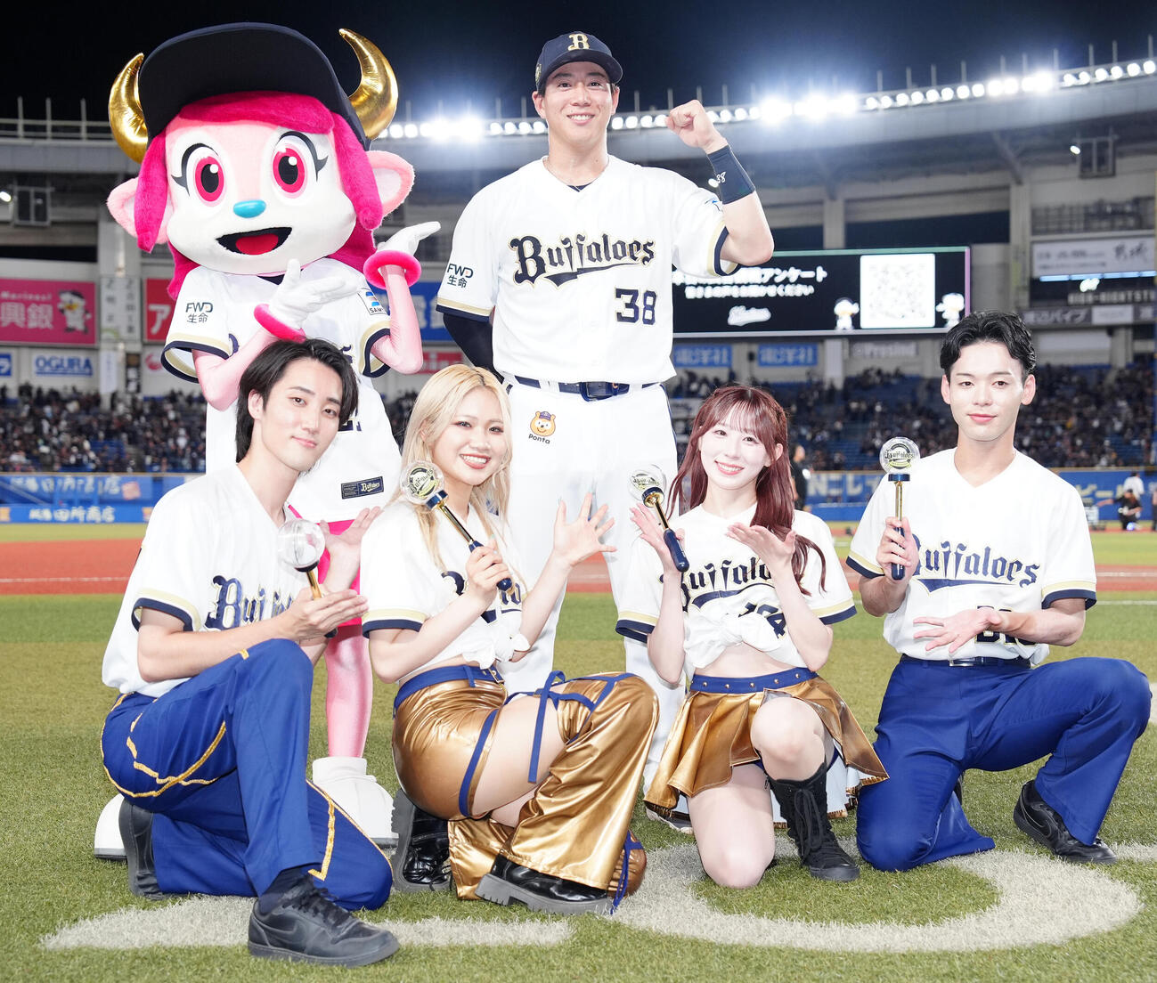 ロッテ対オリックス　ヒーローインタビュー後、笑顔で写真に納まるオリックス来田涼斗（撮影・鈴木どり）