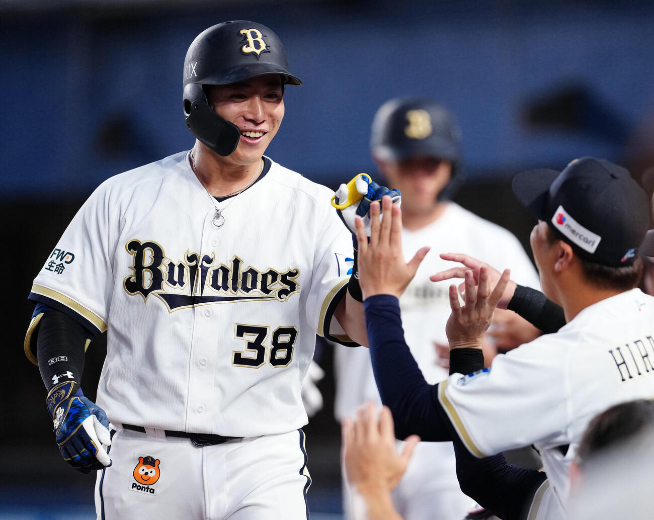 ロッテ対オリックス　4回表オリックス無死一塁、2点本塁打を放った来田涼斗はナインと笑顔でハイタッチ（撮影・鈴木みどり）
