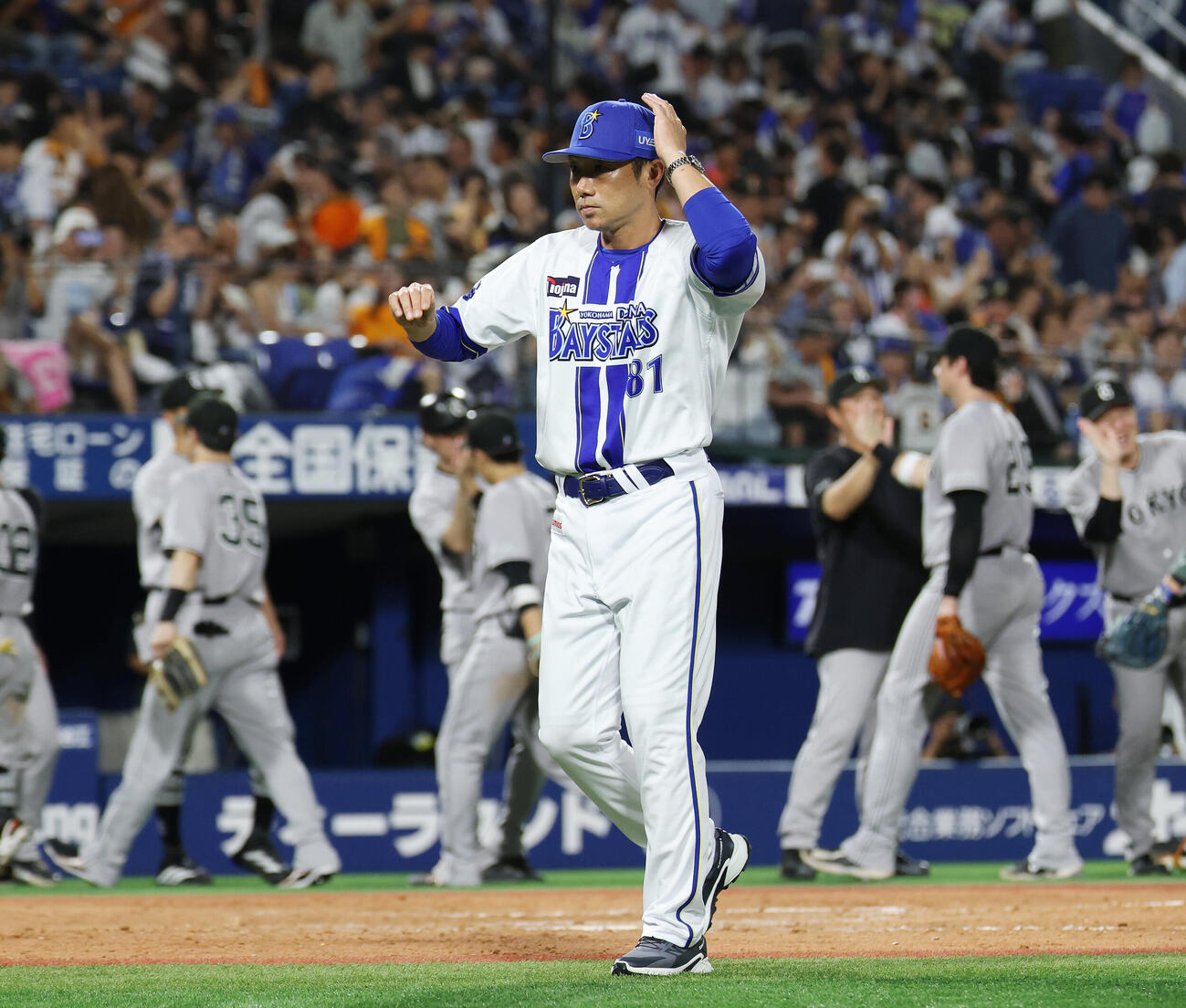 DeNA対巨人　巨人に敗れ引き揚げるDeNA相川亮二監督（撮影・宮地輝）