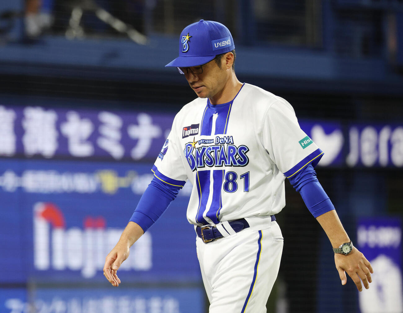 DeNA対巨人　9回表、選手交代を告げベンチに下がるDeNA相川亮二監督（撮影・宮地輝）