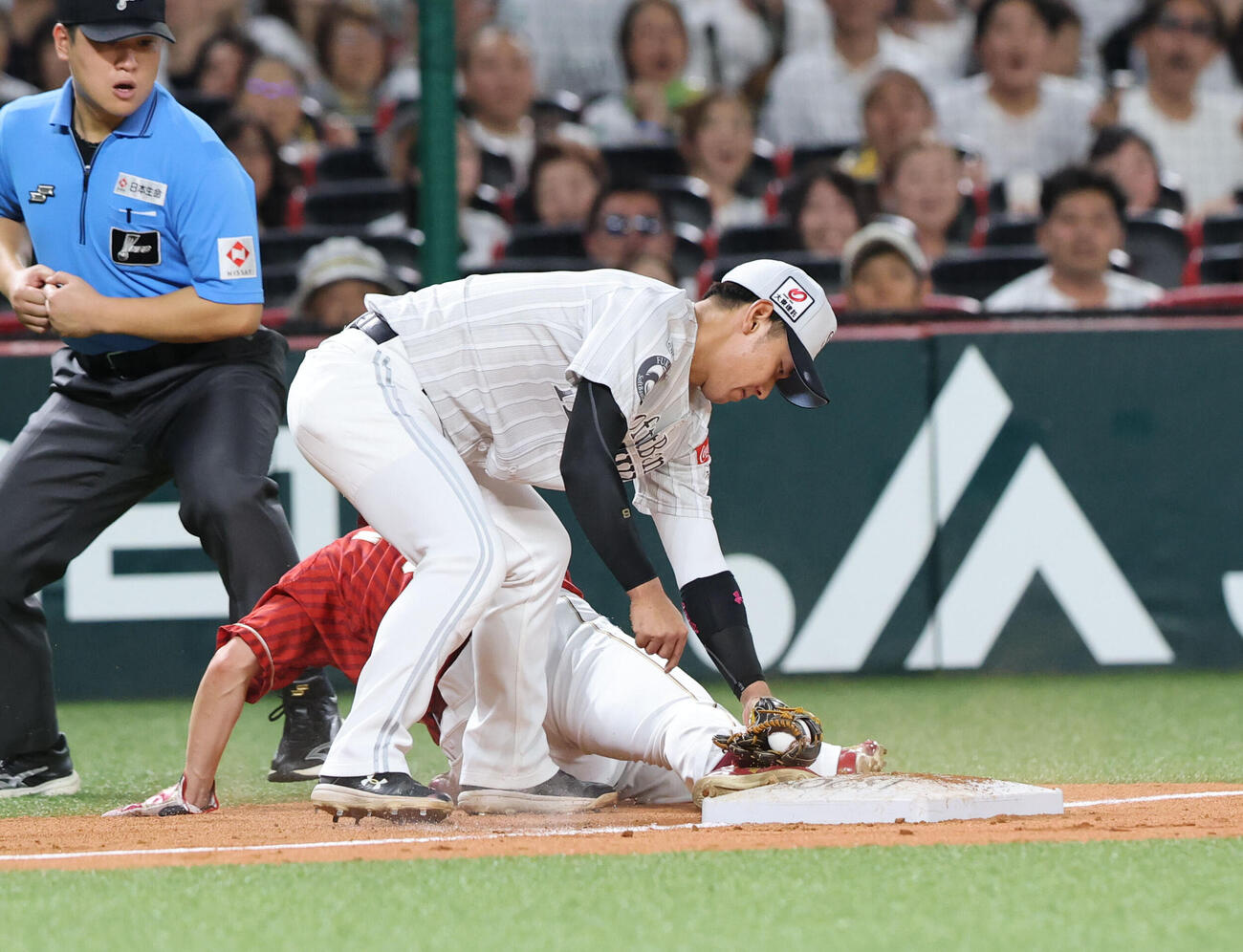 ソフトバンク対楽天　9回表楽天2死一塁、黒川史陽の二塁打で一塁走者の中島大輔は三塁でアウトとなる、三塁手はソフトバンク今宮健太（撮影・梅根麻紀）