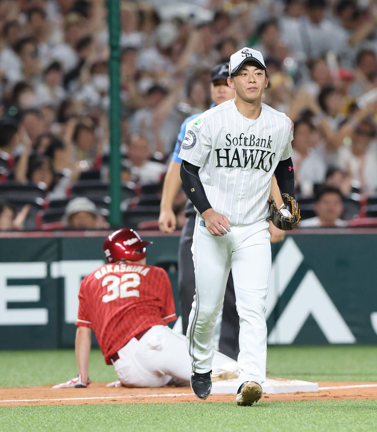 ソフトバンク対楽天　9回表楽天2死一塁、黒川史陽の二塁打で一塁走者の中島大輔は三塁でアウトとなる、三塁手はソフトバンク今宮健太（撮影・梅根麻紀）