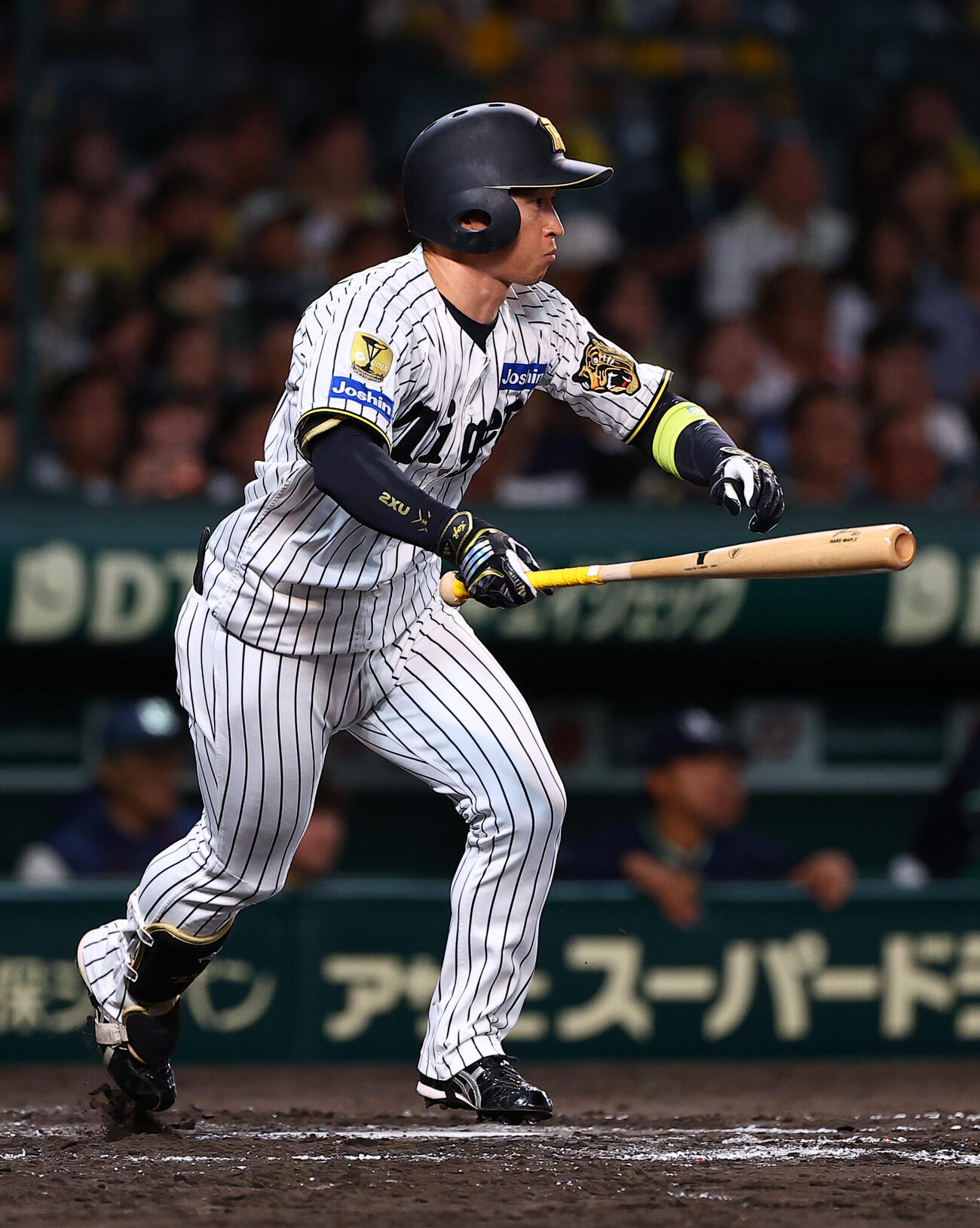 阪神対ヤクルト　9回裏阪神1死、中前打を放つ近本光司（撮影・上田博志）
