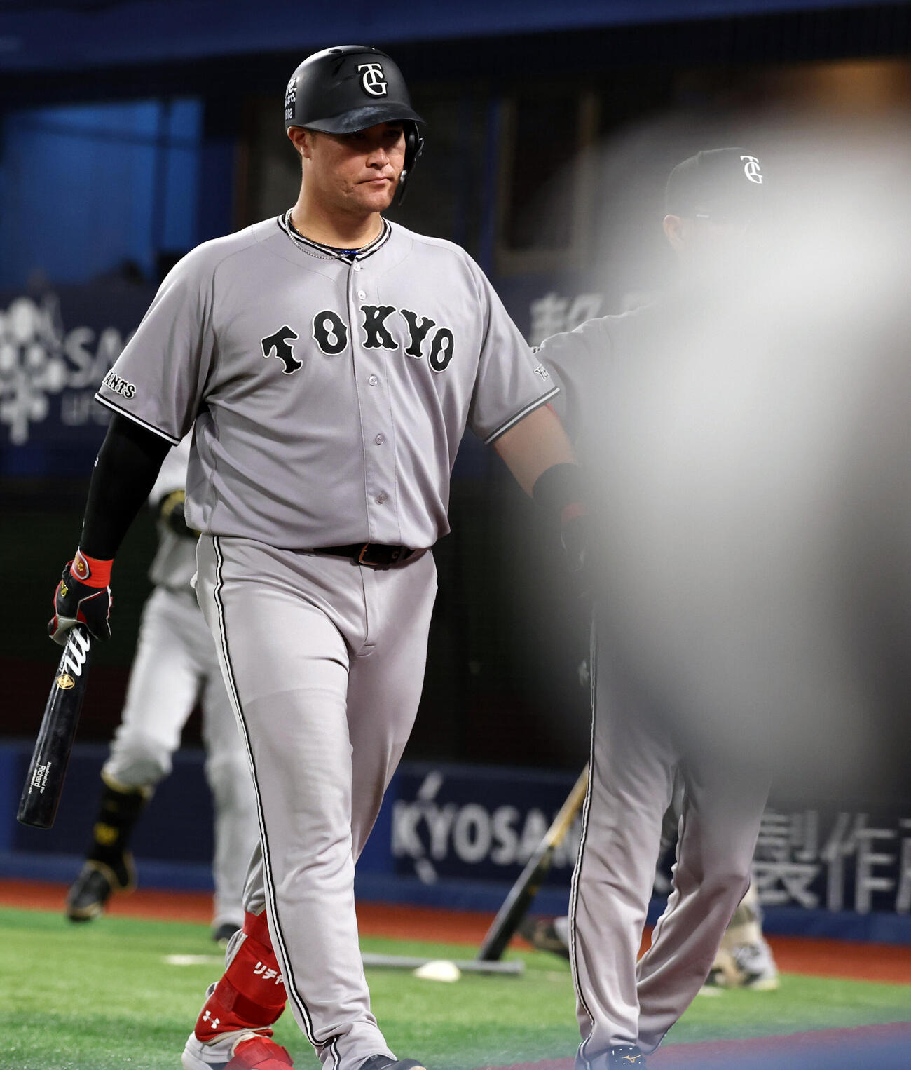 DeNA対巨人　7回表巨人無死二、三塁、リチャード（左）は代打泉口友汰を出され引き揚げる（撮影・浅見桂子）