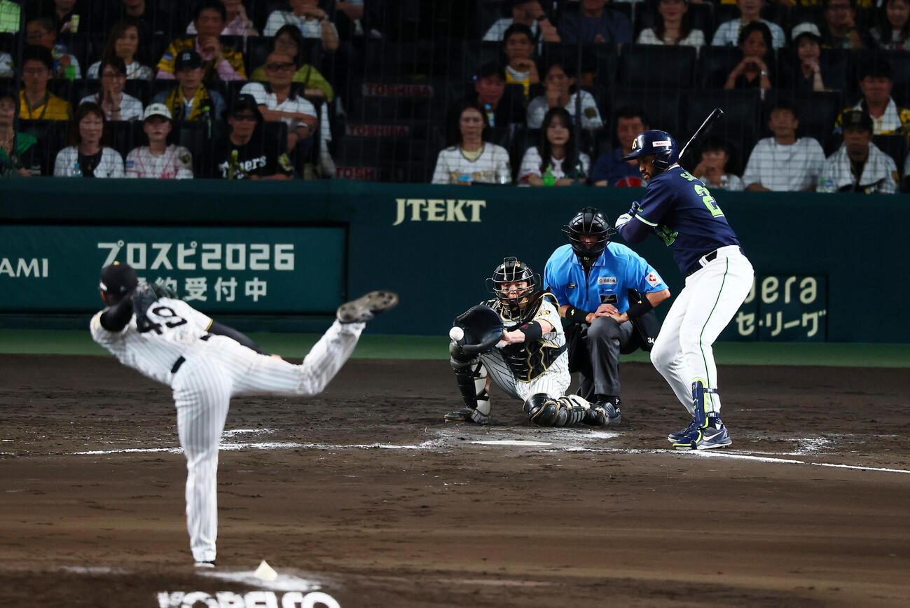 阪神対ヤクルト　8回表ヤクルト2死満塁、工藤泰成がドミンゴ・サンタナに投じた球速は163キロを記録（撮影・加藤哉）