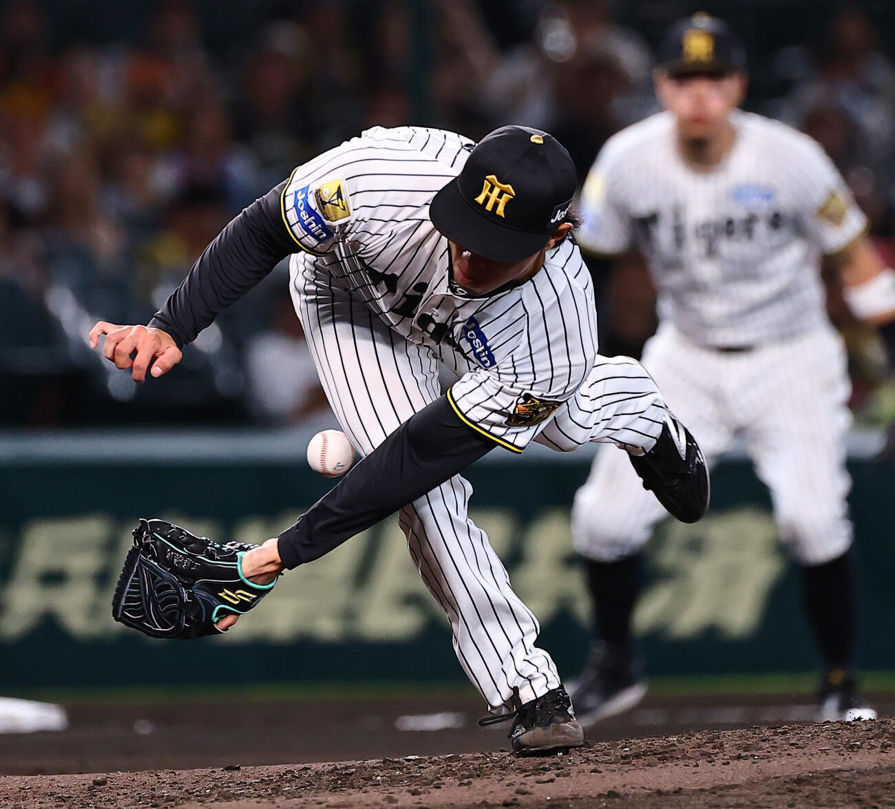 阪神対ヤクルト　8回表ヤクルト無死満塁、工藤泰成は岩田幸宏の打球を足に当てるも投ゴロに打ち取る（撮影・上田博志）