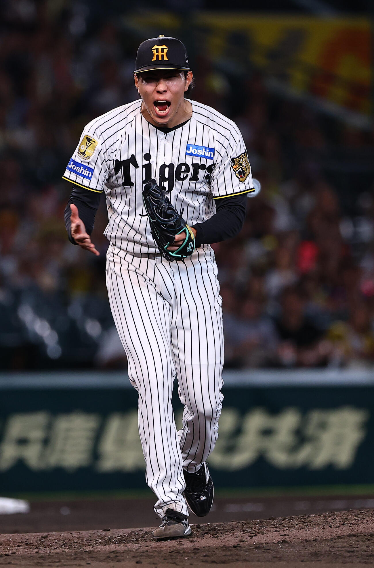 阪神対ヤクルト　8回表ヤクルト2死満塁、ドミンゴ・サンタナから三振を奪い雄たけびを上げる工藤泰成（撮影・上田博志）
