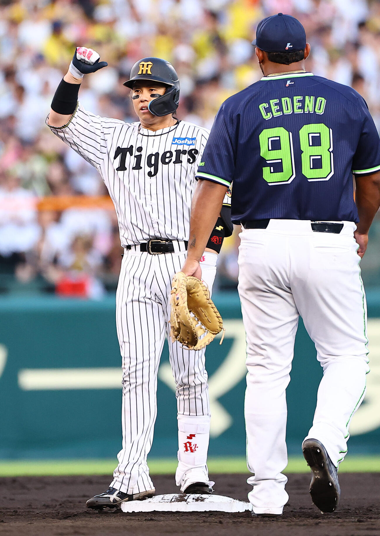 阪神対ヤクルト　3回裏阪神無死、二塁打を放った梅野隆太郎はガッツポーズをする（撮影・上田博志）
