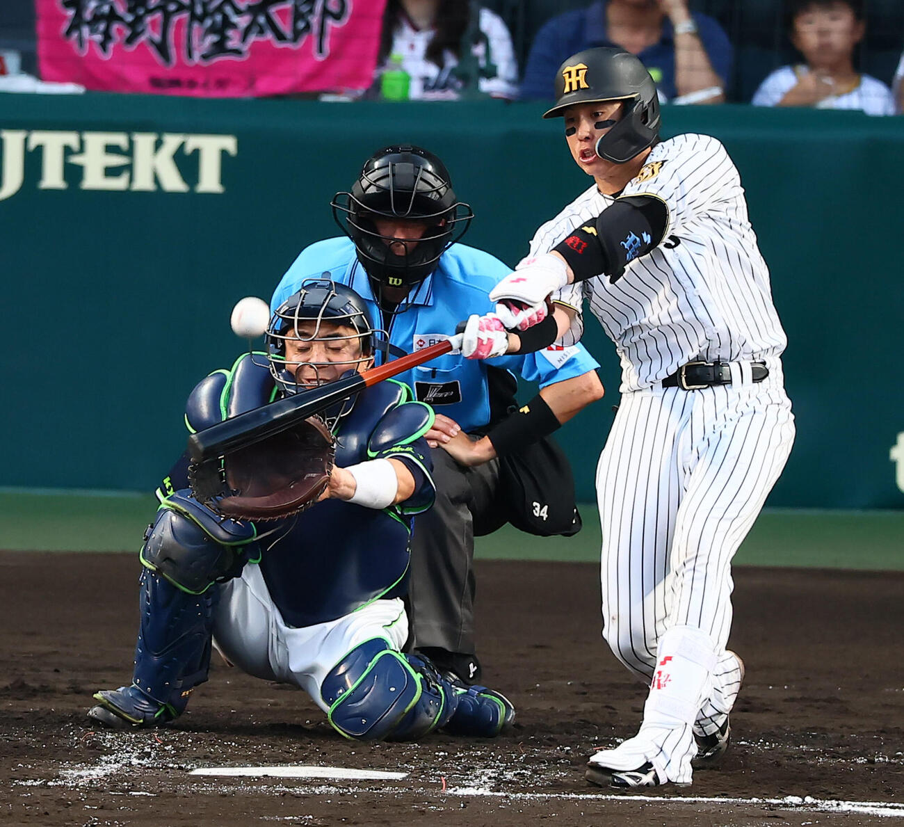 阪神対ヤクルト　3回裏阪神無死、フェンス直撃の二塁打を放つ梅野隆太郎（撮影・加藤哉）