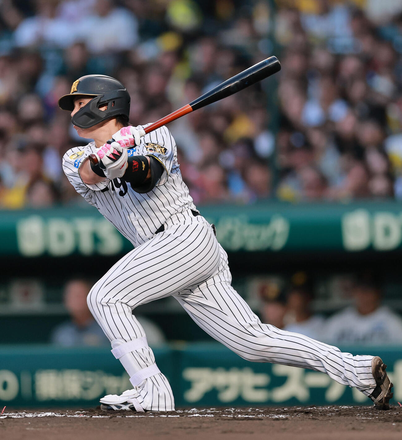 阪神対ヤクルト　3回裏阪神無死、二塁打を放つ梅野隆太郎（撮影・上山淳一）