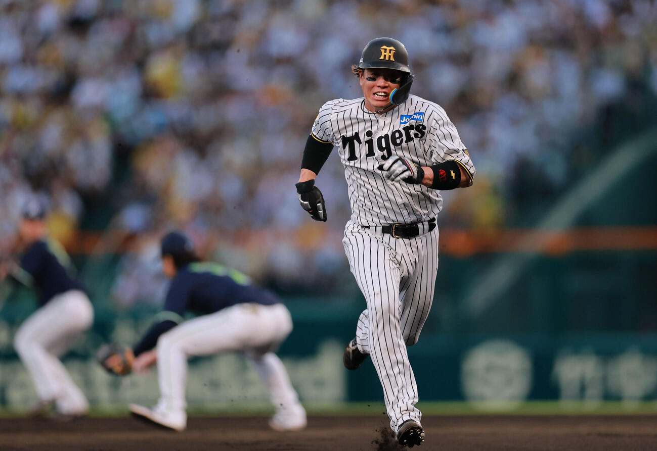 阪神対ヤクルト　3回裏阪神1死二塁、近本光司の右飛で三塁に向かう二走梅野隆太郎（撮影・上山淳一）