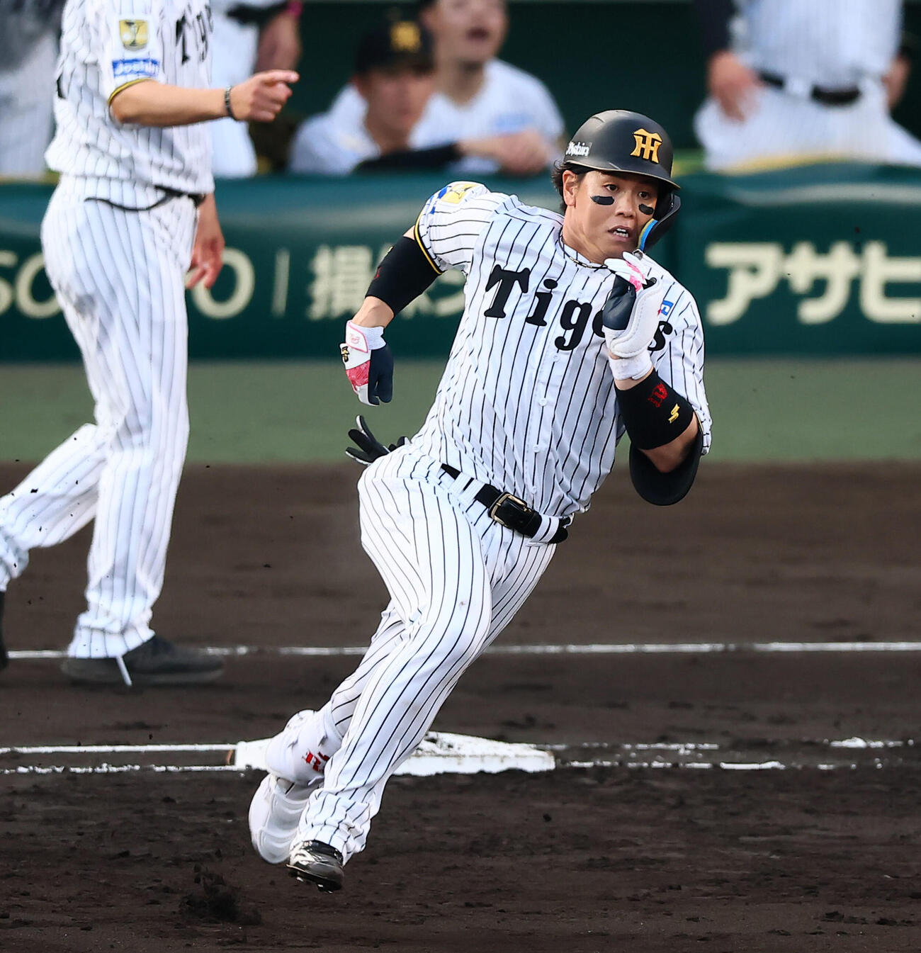 阪神対ヤクルト　3回裏阪神無死、フェンス直撃の二塁打を放つ梅野隆太郎（撮影・加藤哉）