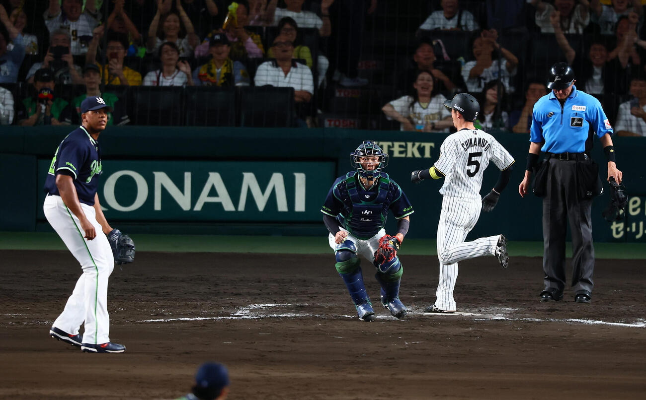阪神対ヤクルト　9回裏阪神1死一、二塁、二走近本光司は森下翔太の左前打と相手失策で本塁に生還しサヨナラ勝ちを決める。左はヘスス・リランソ（撮影・加藤哉）