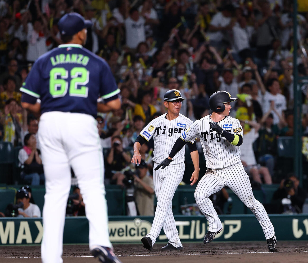 阪神対ヤクルト　9回裏阪神1死一、二塁、山野辺翔の後逸を確認した近本光司（右）は本塁へ向かう（撮影・上田博志）