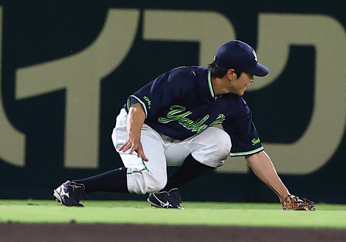 阪神対ヤクルト　9回裏阪神1死一、二塁、森下翔太の安打を後逸する山野辺翔（撮影・上田博志）
