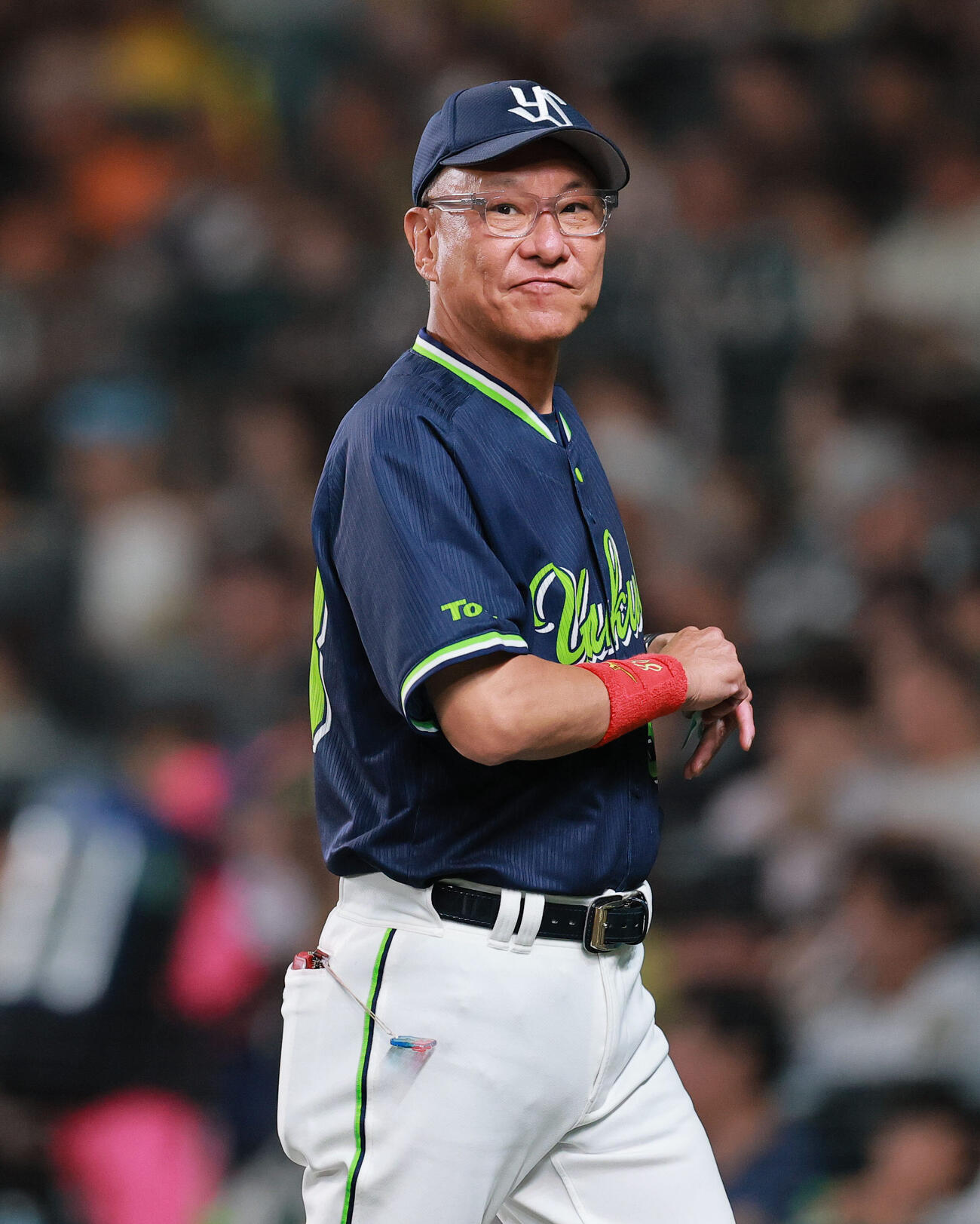 阪神対ヤクルト　8回表を終え、ヤクルト池山隆寛監督は球審に交代を告げベンチに戻る（撮影・上山淳一）