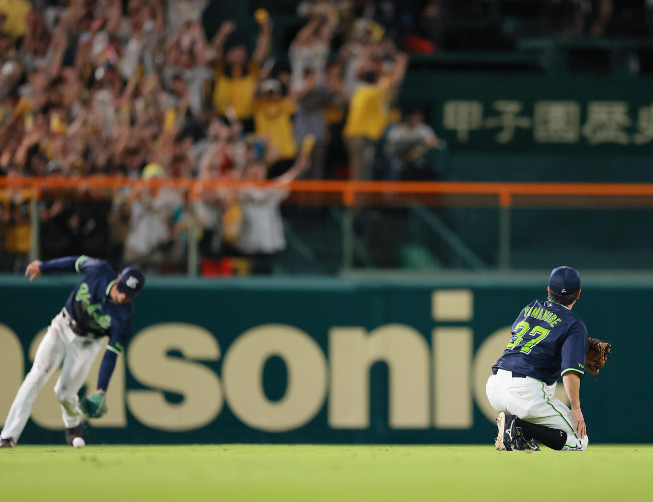 阪神対ヤクルト　9回裏阪神2死一、二塁、森下翔太の左ゴロをファンブルする左翼手山野辺翔（手前）（撮影・上山淳一）