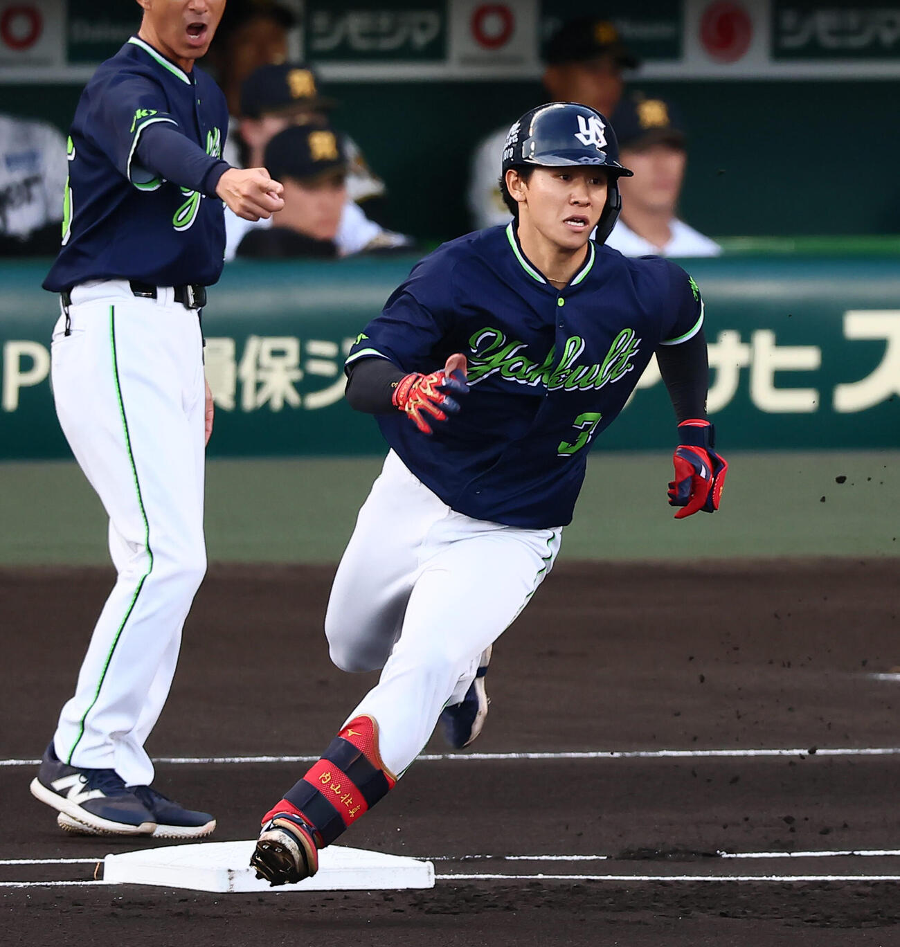 阪神対ヤクルト　1回表ヤクルト無死、内山壮真は左越え二塁打を放つ（撮影・加藤哉）