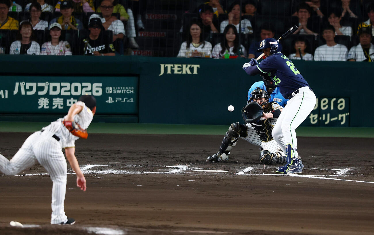 阪神対ヤクルト　6回表ヤクルト2死三塁、ドミンゴ・サンタナは見逃し三振に倒れる。投手伊藤将司（撮影・加藤哉）