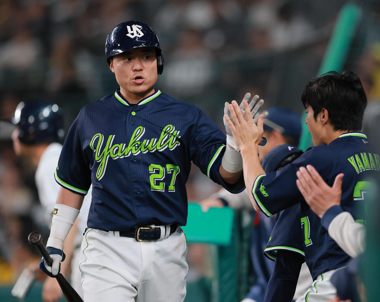 阪神対ヤクルト　8回表ヤクルト無死、安打を放ち交代となった中村悠平はナインの祝福を受ける（撮影・上山淳一）