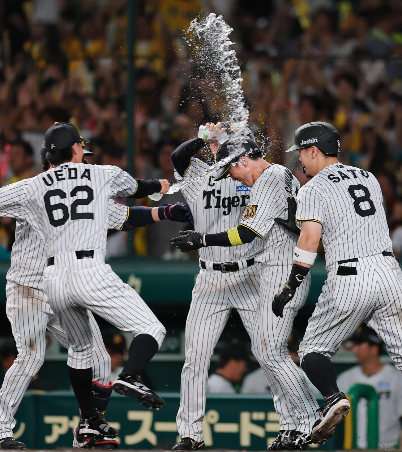 阪神対ヤクルト　9回裏阪神1死一、二塁、二走近本光司（右から2人目）は森下翔太の左前打と左翼手の失策でサヨナラの生還をし、ウオーターシャワーの祝福を受ける（撮影・上山淳一）