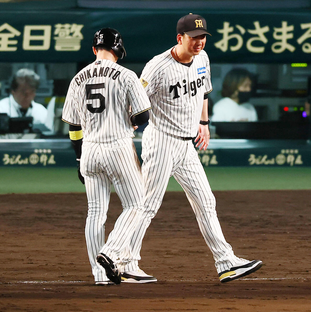 阪神対ヤクルト　ヤクルトにサヨナラ勝ちを決め近本光司（左）と握手する藤川球児監督（撮影・加藤哉）